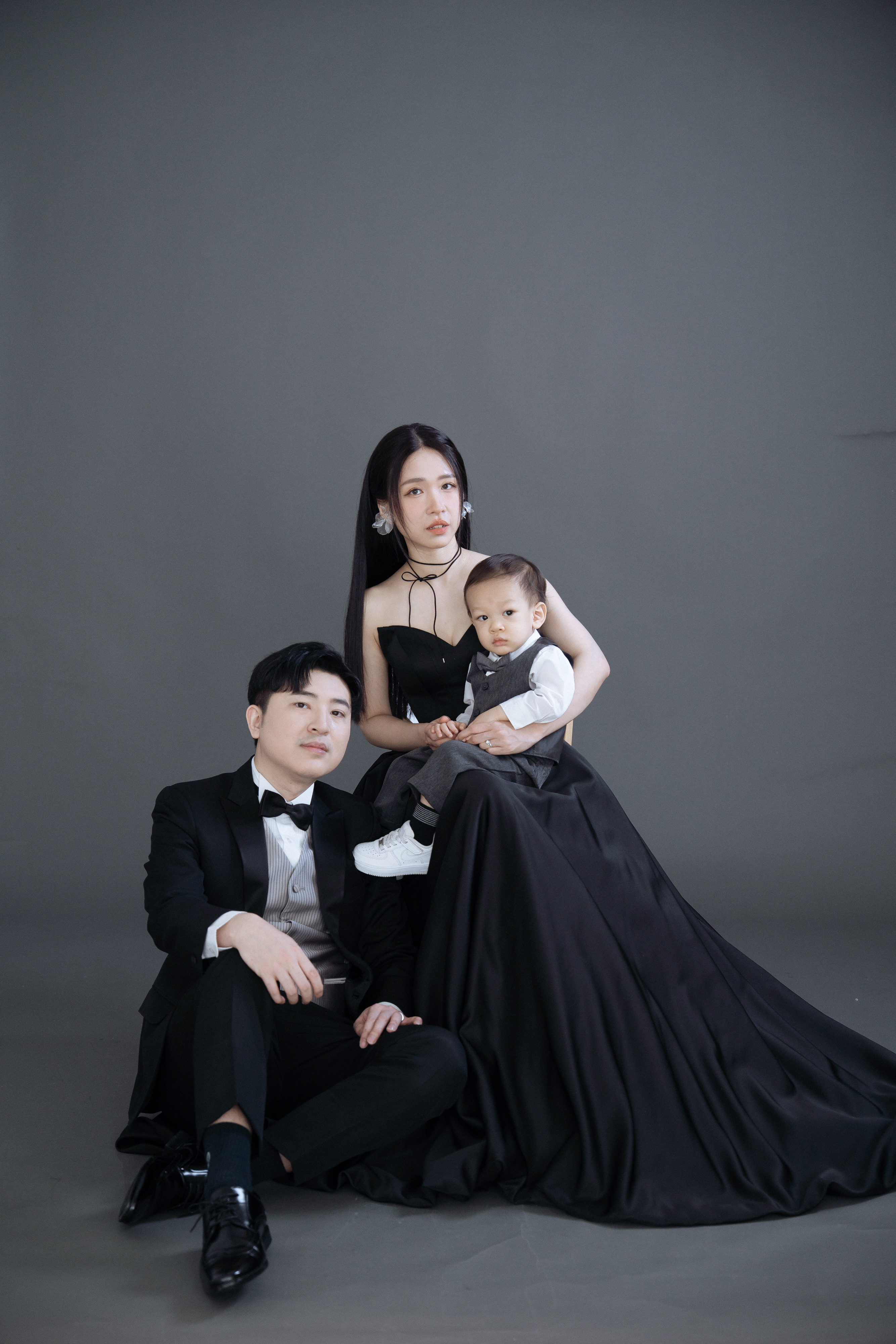 邱柏榮、林妤臻與孩子的婚紗照